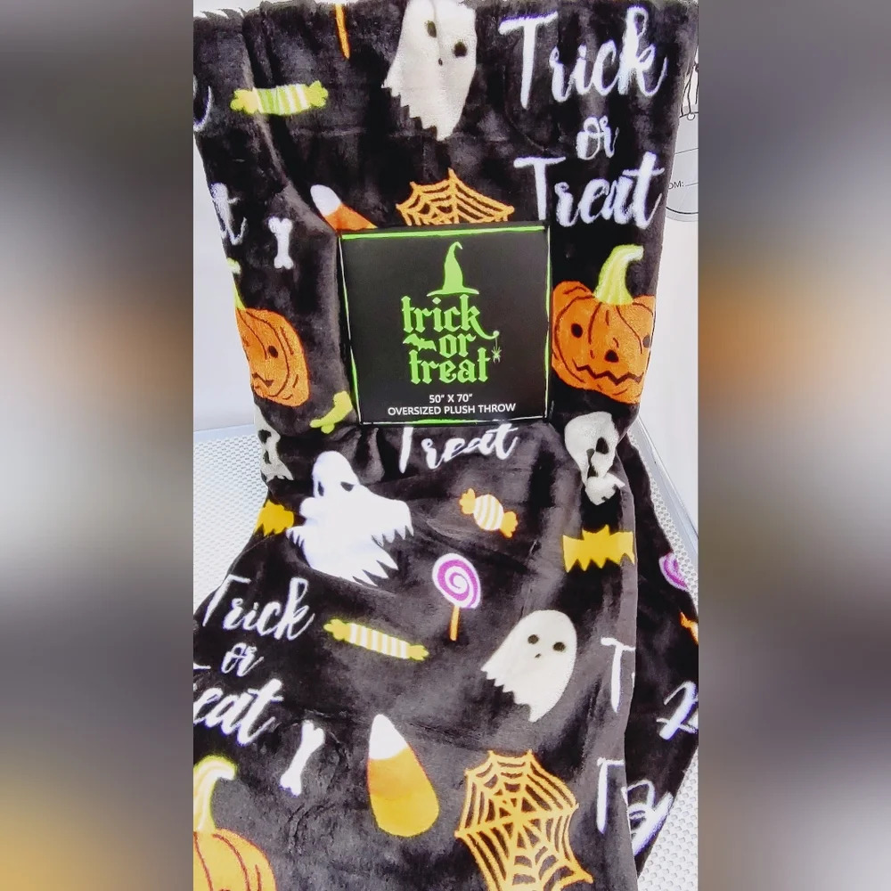 Halloween Throw Blanket Oversized 50"x70" Plush Throw Pumpkins Ghosts